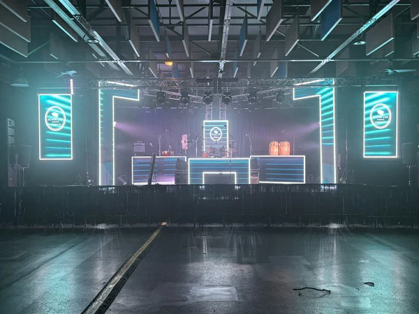 Photo d'une salle avec l'installation des écrans de ecranled-events-paris