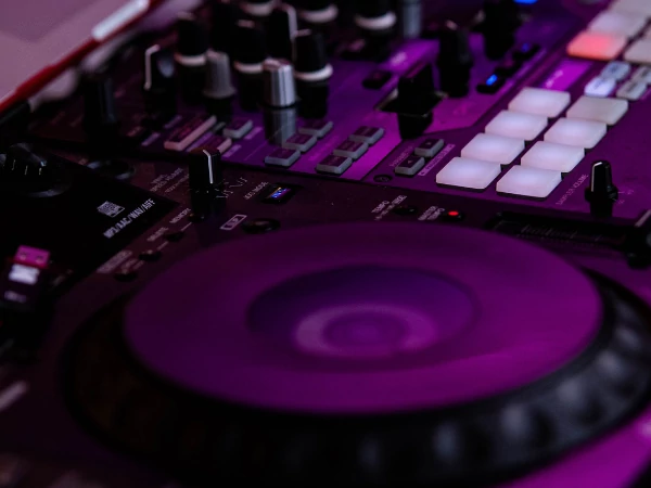 Photo d'une platine dj d'ecranled-events-paris